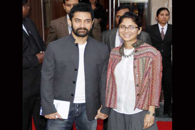 बॉलीवुड एक्टर आमिर खान, किरन राव, दिल्ली में नजमा हेप्तुल्ला के बुक रिलीज पर फोटो पोज देते। 