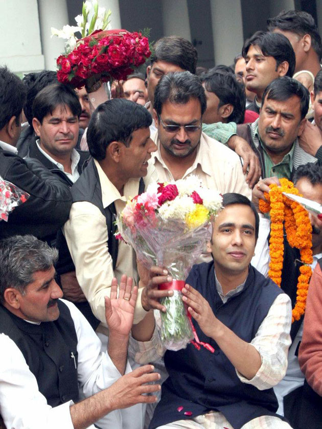 अजित सिंह इससे पहले समाजवादी पार्टी और बीजेपी के साथ मिलकर चुनाव लड़ चुके हैं लेकिन आरएलडी के मुखिया का इन दलों के साथ रिश्ता जल्द ही टूट गया।