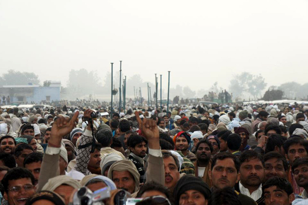 उत्तर प्रदेश विधानसभा चुनाव 2012 में कई चीजें अहम हैं। इस चुनाव में राज्य की तीन पार्टियों की बागडोर उसकी अगली पीढ़ी के हाथों में हैं। पार्टी की विरासत को लेकर चल रहे तीन नेता अहम हैं। कांग्रेस से राहुल गांधी, समाजवादी पार्टी से अखिलेश यादव और राष्ट्रीय लोकदल से जयंत चौधरी। यह सभी चुनाव की तैयारियों में जुटे हैं। जयंत ने अपने संसदीय क्षेत्र मथुरा में एक रैली की। देखें उस रैली की तस्वीरें...