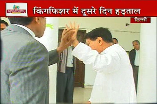 आईबीएन संवाददाता ने अजीत सिंह से सवाल किया कि यात्रियों को तुरंत फायदा देने के लिए मंत्रालय की ओर से कोई कदम उठाया जाएगा?
