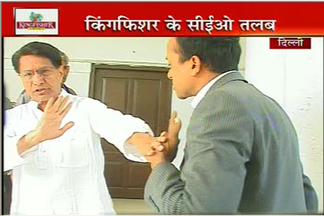 देश में जहां लोग किंगफिशर की तड़ातड़ रद्द हो रही उड़ानों से परेशान हैं। वहीं, उड्डयन मंत्री अजीत सिंह आईबीएन7 संवाददाता के सवाल पर तिलमिला उठे।