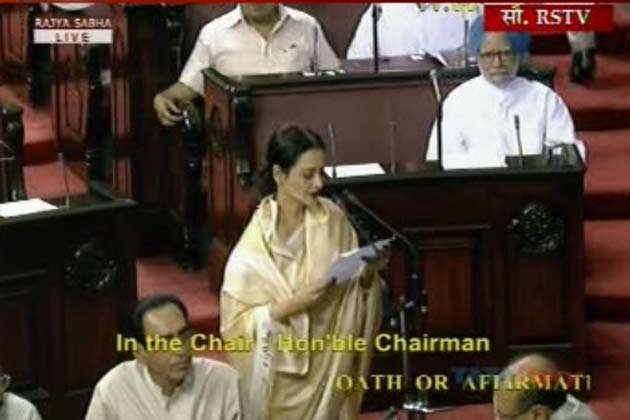 सदन में कांग्रेस की बैंचों की ओर आते हुए उन्होंने प्रधानमंत्री मनमोहन सिंह के सामने लगभग आधा झुकते हुए प्रणाम किया और फिर उन्हें आवंटित की गईं सीट नंबर 99 पर अनु आगा के साथ आकर बैठ गईं।