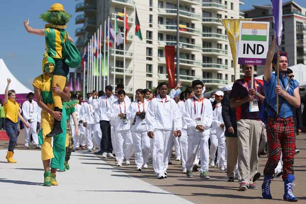 ओलंपिक-2012 के लिए भारतीय एथलीटों का दल लंदन के खेल गांव पहुंच गया है। नेशनल यूथ थियेटरों ने रंगारंग कार्यक्रम प्रस्तुत कर भारतीय दल का स्वागत किया। इसी के साथ खेल गांव में तिरंगा लहराने लगा है। तस्वीरों में देखें कैसी रही भारतीय दल की अगवानी। (Getty Images)