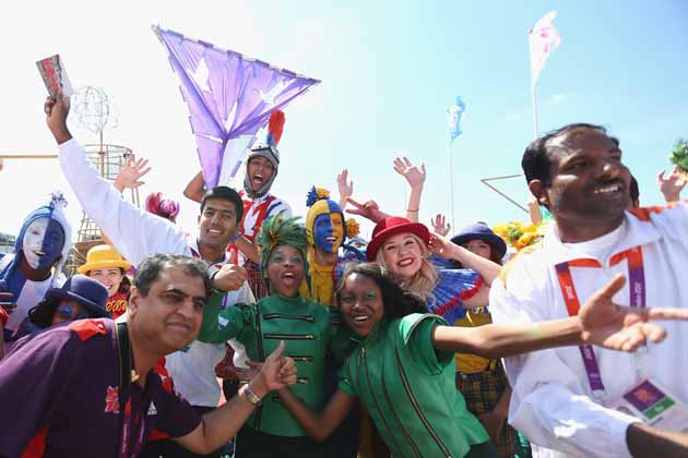 ओलंपिक-2012 के लिए भारतीय एथलीटों का दल लंदन के खेल गांव पहुंच गया है। नेशनल यूथ थियेटरों ने रंगारंग कार्यक्रम प्रस्तुत कर भारतीय दल का स्वागत किया। इसी के साथ खेल गांव में तिरंगा लहराने लगा है। तस्वीरों में देखें कैसी रही भारतीय दल की अगवानी। (Getty Images)