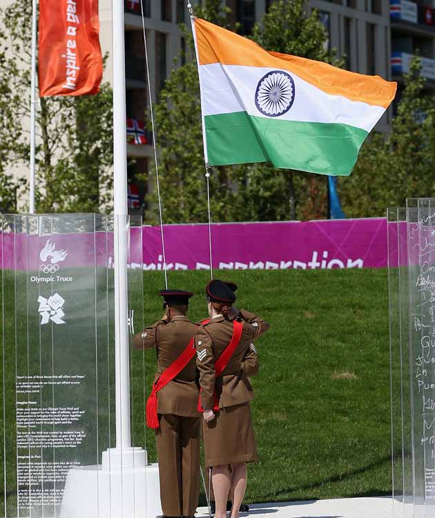 ओलंपिक-2012 के लिए भारतीय एथलीटों का दल लंदन के खेल गांव पहुंच गया है। नेशनल यूथ थियेटरों ने रंगारंग कार्यक्रम प्रस्तुत कर भारतीय दल का स्वागत किया। इसी के साथ खेल गांव में तिरंगा लहराने लगा है। तस्वीरों में देखें कैसी रही भारतीय दल की अगवानी। (Getty Images)