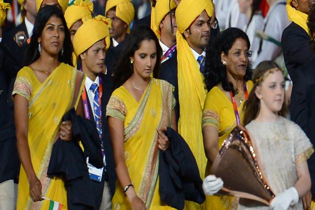 महिला एथलीटों ने सुन्दर साड़ी पहनी हुई थीं।