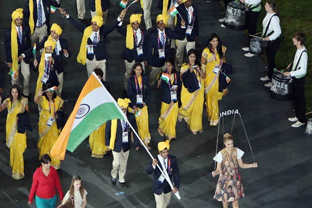 इस दौरान भारतीय दल में पुरुष एथलीटों ने पीले साफे, नीले रंग की कोट, क्रीम रंग की ट्राउजर्स और ऑफ व्हाइट शर्ट के साथ टाई पहना हुआ था।