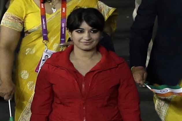 लंदन ओलंपिक की ओपनिंग सेरेमनी में भारतीय एथलीटों के दल के साथ एक अनजान लड़की के दिखने से विवाद खड़ा हो गया है।