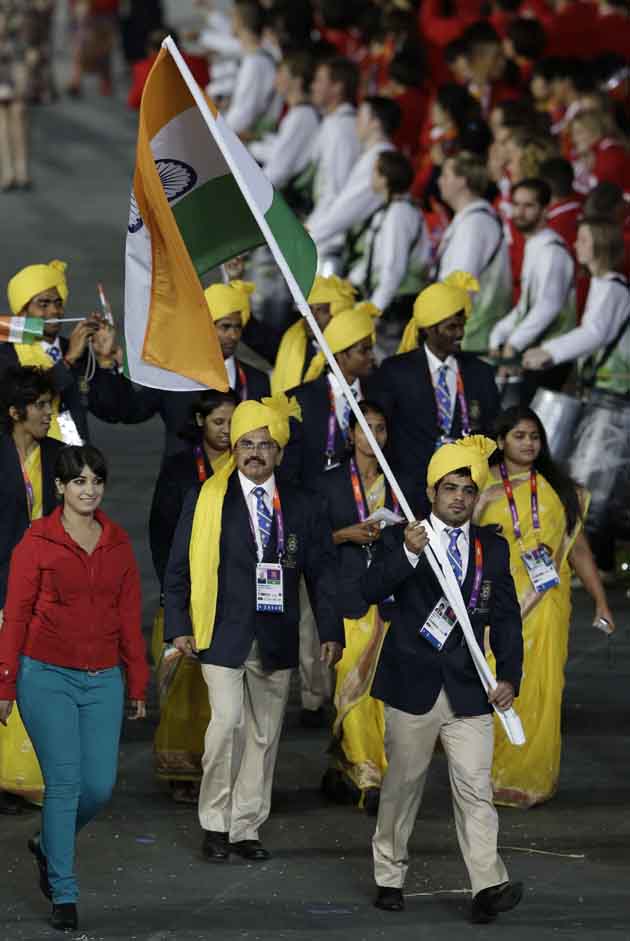 राजा के मुताबिक उसका खिलाड़ियों के साथ मार्च पास्ट करना शर्मनाक है। राजा ने कहा कि हमें पहले बताया गया कि वो लड़की महज ट्रैक तक साथ जाएगी लेकिन उसने तो पूरे स्टेडियम का चक्कर पूरा किया।