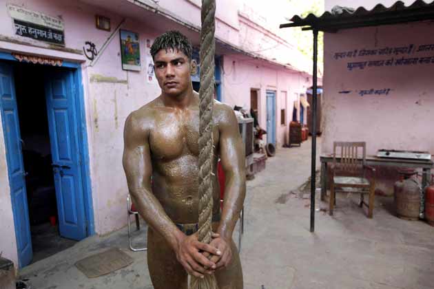 लंदन ओलंपिक शुरू होने में अब एक हफ्ते से भी कम का समय है। भारतीय एथलीटों से जिन खेलों में पदक की सबसे ज्यादा उम्मीद है उनमें से एक है रेसलिंग यानी कुश्ती। ओलंपिक में भारत को पहला व्यक्तिगत पदक कुश्ती में ही मिला था जब के डी जाधव ने 1952 के हेलसिंकी ओलंपिक में कांस्य पदक हासिल किया था। पिछले ओलंपिक (2008 बीजिंग ओलंपिक) में सुशील कुमार ने भारत को कांस्य पदक दिलाया। राजधानी दिल्ली के विश्वप्रसिद्ध गुरु हनुमान अखाड़ा और कुश्ती स्कूल की इन तस्वीरों में देखिए कैसे तैयार होते हैं देश के शक्तिपुरुष! फोटोः एपी<br />
<br />