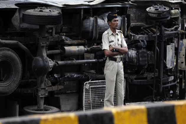 इस वारदात के बाद आजाद मैदान में 300 ज्यादा पुलिसकर्मी की तैनाती कर दी गई है।