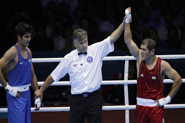 भारत के स्टार बॉक्सर विजेंद्र सिंह ओलंपिक्स से बाहर हो गए हैं। 75 किलोग्राम वर्ग के क्वार्टरफाइनल में उजबेकिस्तान के ऐबॉस एटियोव ने उन्हें 17-13 के बड़े अंतर से हरा दिया।