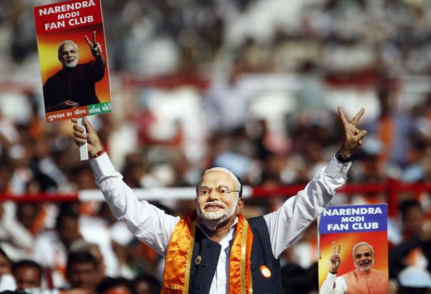 मोदी का एक समर्थक उनका मुखौटा लगाए कुछ इस अंदाज में नजर आया।
