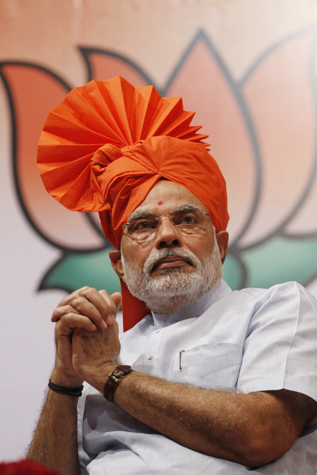 समारोह में नरेंद्र मोदी कुछ इस अंदाज में बैठे हुए थे।