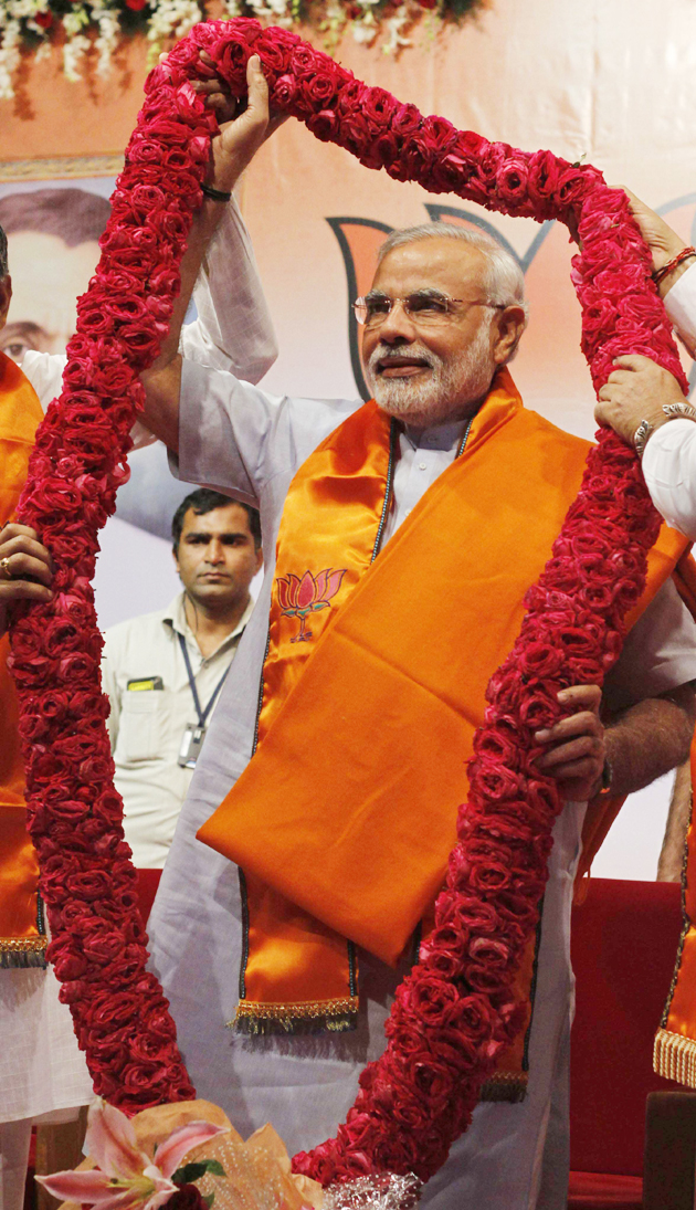 समर्थकों ने मोदी का स्वागत शाही अंदाज में किया।