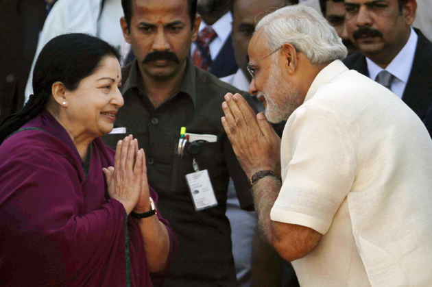 जयललिता का अभिवादन स्वीकार करते नरेंद्र मोदी।