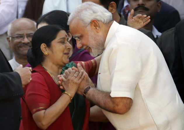 गुजरात सीएम के पद पर नरेंद्र मोदी की लगातार चौथी बार ताजपोशी हुई। इस मौके पर बीजेपी के बड़े नेताओं के अलावा एनडीए के दिग्गज नेताओं का जमावड़ा लगा। इसी मौके पर सुषमा स्वराज से मुलाकात करते नरेंद्र मोदी। तस्वीरों में देखिए मोदी का शपथ ग्रहण समारोह।