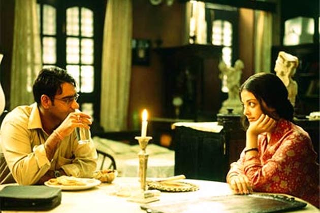 रितुपर्णों ने अजय देवगन और ऐश्वर्या राय को लेकर हिंदी फिल्म 'रेनकोट' बनाई।