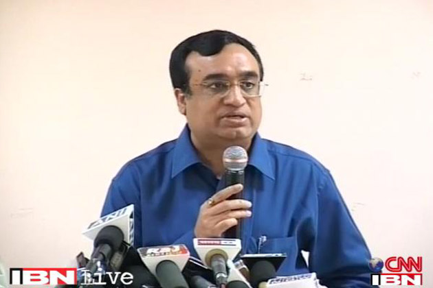 नई दिल्ली सीट से कांग्रेस के दिग्गज नेता अजय माकन को भी हार का सामना करना पड़ा है। इस सीट से बीजेपी की मीनाक्षी लेखी जीत गई हैं।