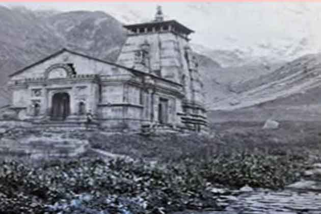 150 साल पुरानी एक और तस्वीर साफ करती है कि केदारनाथ मंदिर के दक्षिणी हिस्से को लगभग छूकर बहता था मंदाकिनी नदी का पानी।