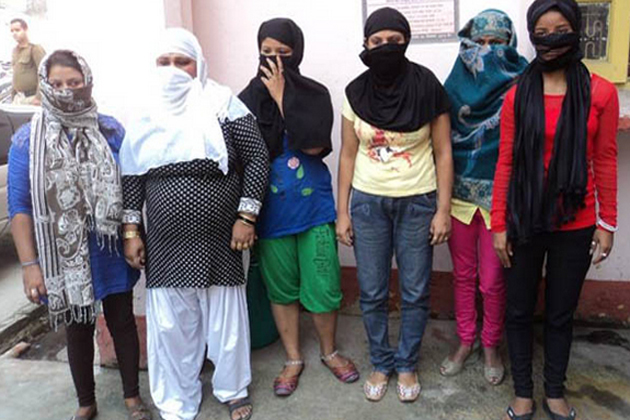 दो बेटियों के साथ सेक्स रैकेट चलाने वाली भाजपा नेत्री गिरफ्तार दो बेटियों के साथ सेक्स रैकेट चलाने वाली भाजपा नेत्री गिरफ्तार