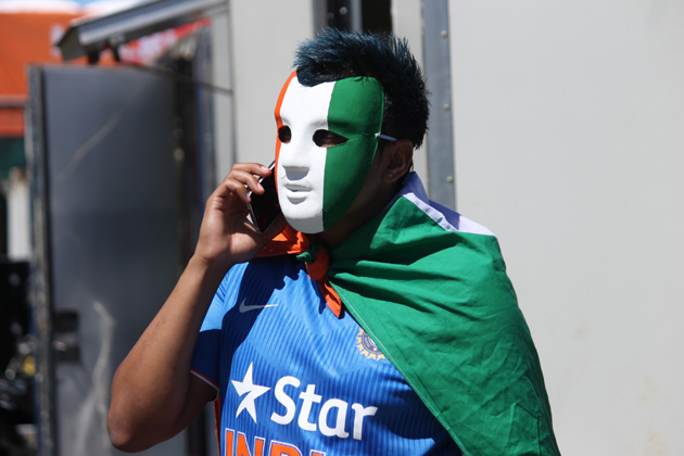 वर्ल्ड कप 2015 के आज खेले गए मैच में हैमिल्टन में भारत और आयरलैंड के बीच मैदान में जहां दिलचस्प मुकाबला देखने को मिला, वहीं मैदान के बाहर के नजारे भी कम दिलचस्प नहीं थे। आईबीएनखबर के लिए सुधांशु मिश्रा ने ये नजारे अपने कैमरे में कैद किए।