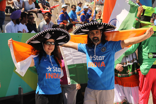 वर्ल्ड कप 2015 के आज खेले गए मैच में हैमिल्टन में भारत और आयरलैंड के बीच मैदान में जहां दिलचस्प मुकाबला देखने को मिला, वहीं मैदान के बाहर के नजारे भी कम दिलचस्प नहीं थे। आईबीएनखबर के लिए सुधांशु मिश्रा ने ये नजारे अपने कैमरे में कैद किए।