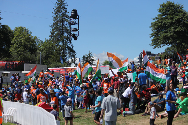 वर्ल्ड कप 2015 के आज खेले गए मैच में हैमिल्टन में भारत और आयरलैंड के बीच मैदान में जहां दिलचस्प मुकाबला देखने को मिला, वहीं मैदान के बाहर के नजारे भी कम दिलचस्प नहीं थे। आईबीएनखबर के लिए सुधांशु मिश्रा ने ये नजारे अपने कैमरे में कैद किए।