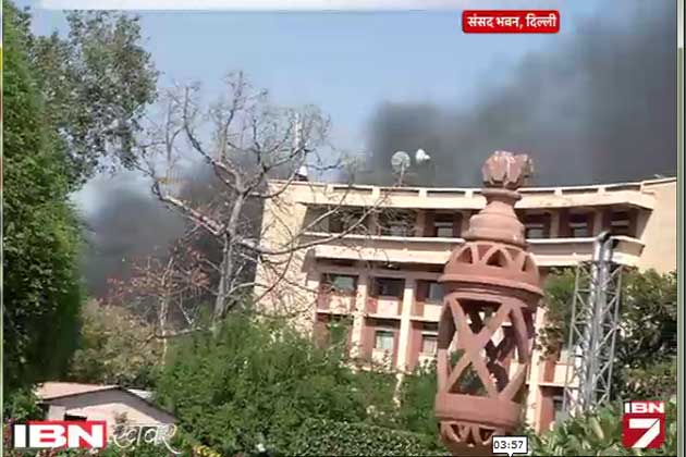संसद परिसर में आज दोपहर भीषण आग लग गई। आग काफी विकराल थी जिसने देखते ही देखते आसपास के पूरे इलाके में आसमान को धुएं से भर दिया। आग को बुझाने के लिए दमकल की 5 गाड़ियां मौके पर पहुंचीं, जिन्होंने 20 मिनट की मशक्कत के बाद आग पर काबू पा लिया। आग के कारणों का फिलहाल पता नहीं चल पाया है। आग से किसी तरह की कोई जनहानि की भी खबर नहीं है।