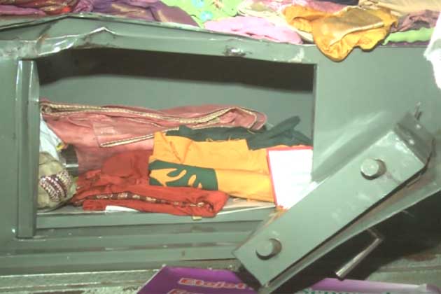 चोर आए, फ्रिज से निकालकर पानी पिया और 10 लाख का सामान चुरा ले गए