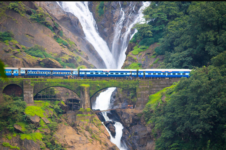 पहाड़ और समंदर के बीच से गुजरती है कोंकण रेलवे, ये था 'मेट्रोमैन' का पहला  करिश्मा... – News18 हिंदी