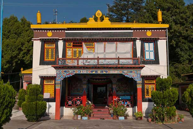  अप्रैल 1959 में दलाई लामा चीन अधिकृत तिब्बत से निर्वासित होने पर मसूरी ही आए थे. बाद में यहां से दलाई लामा हिमाचल प्रदेश के धर्मशाला चले गए. मसूरी में ही पहला तिब्बती स्कूल सन 1960 में खुला था. आज भी लगभग 5000 तिब्बती लोग मसूरी के हैप्पी वैली में बसे हैं.