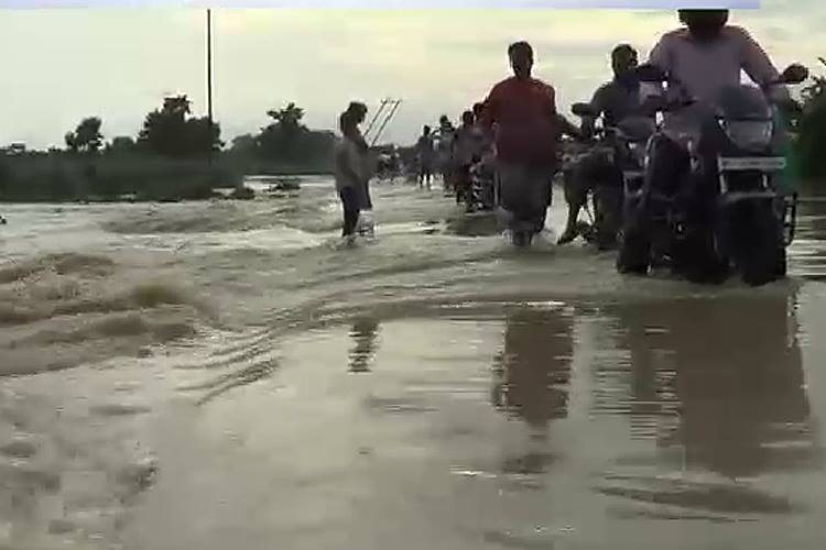 बिहार में बारिश और बाढ़ से कई जिलों में हाल हुआ बेहाल बिहार में बारिश और बाढ़ से कई जिलों में हाल हुआ बेहाल