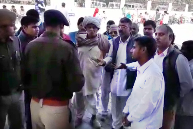 तबादले के बाद भी नहीं सुधरा पुलिसवाला, शराब के नशे में ग्रामीणों से गालीगलोच