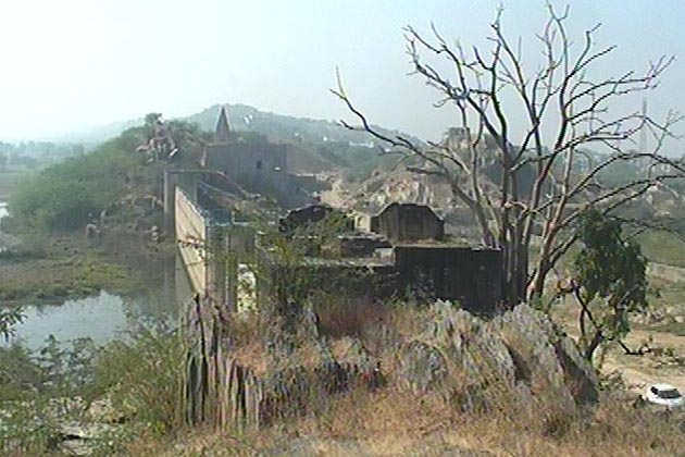 आक्रमण के दौरान लड़ाई में एक दिन में ही चालीस हजार सैनिकों के सर कलम हुए थे और महिलाएं अपने सतीत्व को लेकर जौहर में कूद पड़ी थीं. भले ही धोखे से शेरशाह युद्ध जीत गया, लेकिन इस युद्ध में सामंतों की वीरता को देखकर शेरशाह सूरी ये कहना पड़ा थी कि 'मुट्ठी भर बाजरे के लिए मैं दिल्ली की सल्तनत खो बैठता'. ये वाक्य आज भी इतिहास के पन्नों में दर्ज है. आक्रमण के दौरान लड़ाई में एक दिन में ही चालीस हजार सैनिकों के सर कलम हुए थे और महिलाएं अपने सतीत्व को लेकर जौहर में कूद पड़ी थीं. भले ही धोखे से शेरशाह युद्ध जीत गया, लेकिन इस युद्ध में सामंतों की वीरता को देखकर शेरशाह सूरी ये कहना पड़ा थी कि 'मुट्ठी भर बाजरे के लिए मैं दिल्ली की सल्तनत खो बैठता'. ये वाक्य आज भी इतिहास के पन्नों में दर्ज है.