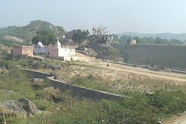 सुमेल के रण स्थल पर उन शहीद हुए सामंतों और छत्तीस कौम की छतरियां बनी हुई हैं. जो आज भी उनकी शहादत की गवाह हैं. यहीं पर महासतियों की छतरियां भी बनी हैं. हर वर्ष यहां पांच जनवरी को क्षत्रिय वर्ग के साथ हर जाति के लोग बलिदान दिवस मनाते हैं. सुमेल के रण स्थल पर उन शहीद हुए सामंतों और छत्तीस कौम की छतरियां बनी हुई हैं. जो आज भी उनकी शहादत की गवाह हैं. यहीं पर महासतियों की छतरियां भी बनी हैं. हर वर्ष यहां पांच जनवरी को क्षत्रिय वर्ग के साथ हर जाति के लोग बलिदान दिवस मनाते हैं.