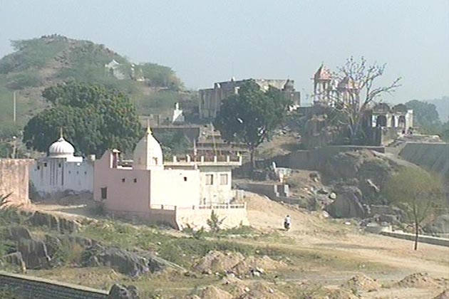 इस बार भी यह आयोजन भव्य स्तर पर होने जा रहा है. इसमें प्रदेश कि मुख्यमंत्री वसुंधरा राजे का आने की पूर्ण संभावना है. साथ ही लोग गांव-गांव, घर-घर जाकर लोगों को बलिदान दिवस पर आने के आमंत्रण रूप में पीले चावल बांट रहे हैं. इस बार भी यह आयोजन भव्य स्तर पर होने जा रहा है. इसमें प्रदेश कि मुख्यमंत्री वसुंधरा राजे का आने की पूर्ण संभावना है. साथ ही लोग गांव-गांव, घर-घर जाकर लोगों को बलिदान दिवस पर आने के आमंत्रण रूप में पीले चावल बांट रहे हैं.