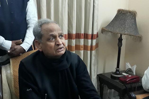 'देश में भय के माहौल में जी रहे लोग, चारों तरफ लूट मची हुई है'