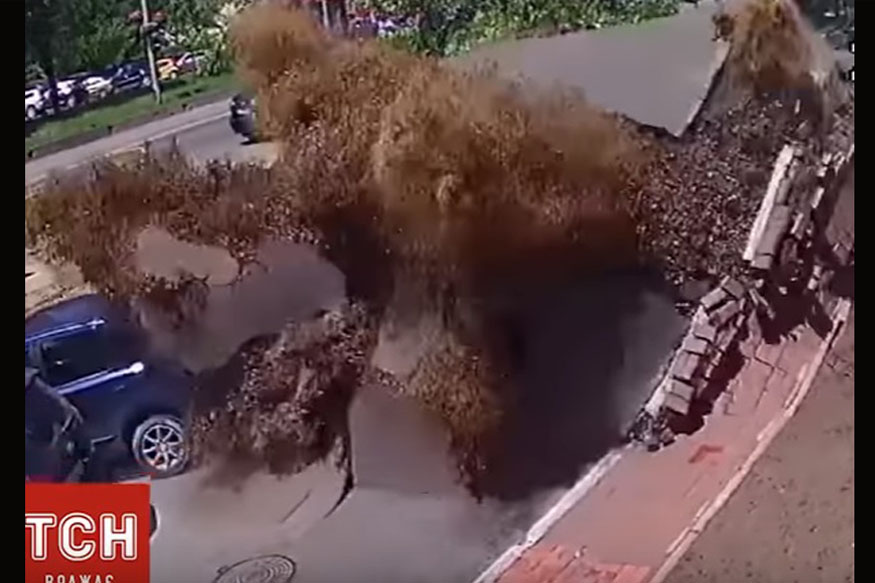 Water Pipe explodes, CCTV captures the stunning footage News18 हिंदी