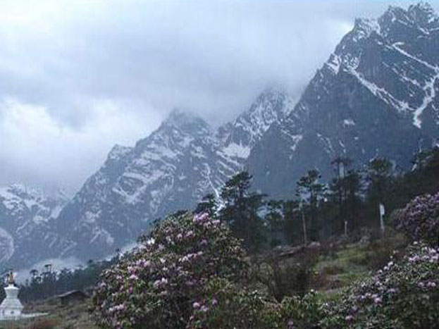 यमथांग वैली और जीरो पॉइंट, सिक्किम: नॉर्थ ईस्ट में सिक्कीम घूमने के लिहाज से एक खूबसूरत राज्य है. यदि गर्मियों में यहां आना शेष रह गया है तो जून से लेकर अक्टूबर तक आप यहां आ सकते हैं. ट्रकर्स के लिए यमथांग वैली और जीरो पॉइंट जबर्दस्त रोमांचक जगहे हैं. हालांकि यहां आना इतना आसान नहीं है. यह ट्रक यमथांग घाटी से जीरो पॉइंट तक लाथुंग से गुजरता है. यहां से निकलते हुए आपको शानदार जलप्रपातों, बौद्ध मठों और रंगबिरंगी अभयारण्य देखने को मिलेंगे. यहां आना एक यादगार अनुभव होेगा. (Photo: Himachalpradeshtourism.gov.in)