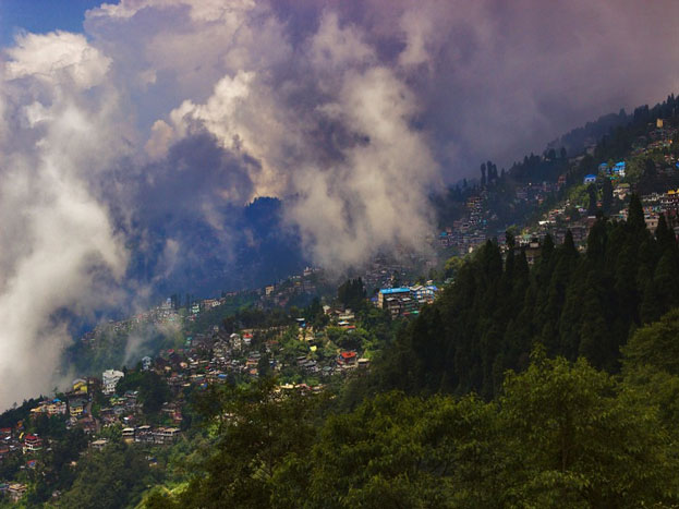 दार्जलिंग: पहाड़ों की रानी दार्जलिंग आपके लिए सबसे बेहतरीन प्लेस हो सकती है. वैसे तो यहां साल भर आप घूम सकते हैं, लेकिन इस मौसम में बादलों की लुका छिपी और पहाड़ों की सुंदर वादियां आपके लिए एक यादगार अनुभव होगा. दार्जलिंग: पहाड़ों की रानी दार्जलिंग आपके लिए सबसे बेहतरीन प्लेस हो सकती है. वैसे तो यहां साल भर आप घूम सकते हैं, लेकिन इस मौसम में बादलों की लुका छिपी और पहाड़ों की सुंदर वादियां आपके लिए एक यादगार अनुभव होगा.