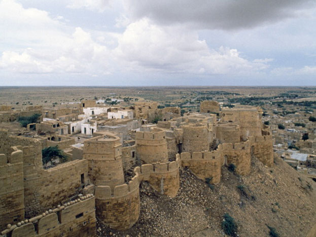 राजस्‍थान के जैसलमेर जिले का सोनार किला दुनिया का अनोखा किला है जो आवासीय है. 