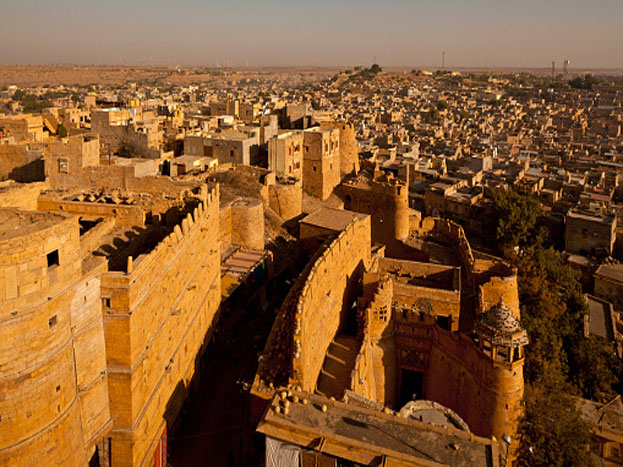 देश के इस राज्‍य में एक ऐसा किला है जो पूरी दुनिया में नहीं है. दरअसल इस किले में आधा शहर बसा हुआ है. आइए जानते हैं कौन सा है वह किला.