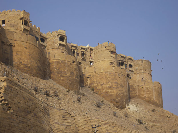 इस किले में आज भी तकरीबन 400 घर हैं जिसमें 1200 लोगों की आबादी रहती है.