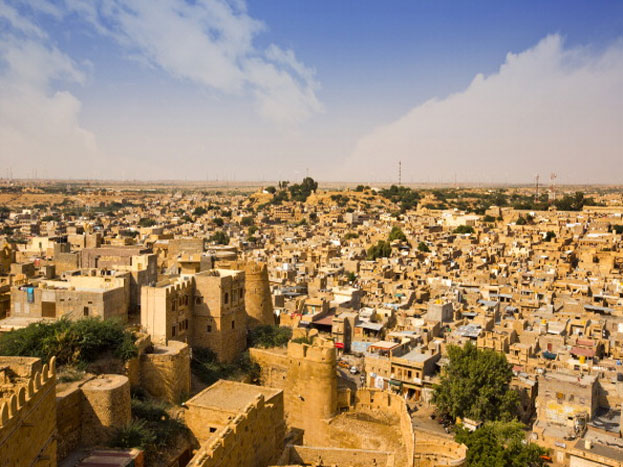 दरअसल यह किला सूर्यास्त के समय पीले बलुआ पत्थर पर सोने की तरह चमकता है. इसे 'सोनार किला' या 'स्वर्ण किले' भी कहा जाता है.