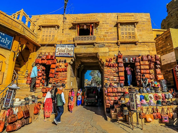 इस किले का इतिहास राजपूतो से जाकर जुड़ता है. इस किले को राजा रावल जैसल ने 1156 में बनवाया था. इसमें तीन स्तरीय दीवारों से मजबूत किलेबंदी की गई थी. जैसलमेर किला थार मरुस्थल के त्रिकुटा पर्वत पर बना है. 