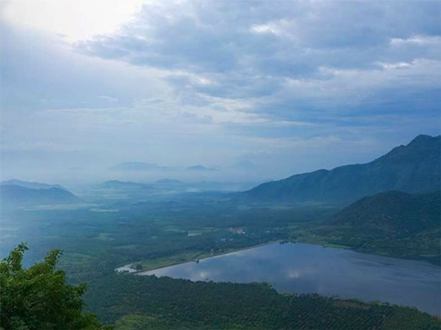 कोडईकेनाल: तमिलनाडु के पास कोडई केनाल एक शानदार हिल स्टेशन है. यदि आप साउथ में कहीं घूमने का प्लान बना रहे हैं तो फिर यकीं मानिए आपके लिए इससे बेहतरीन हिल स्टेशन नहीं होगा. कोडईकेनाल: तमिलनाडु के पास कोडई केनाल एक शानदार हिल स्टेशन है. यदि आप साउथ में कहीं घूमने का प्लान बना रहे हैं तो फिर यकीं मानिए आपके लिए इससे बेहतरीन हिल स्टेशन नहीं होगा.