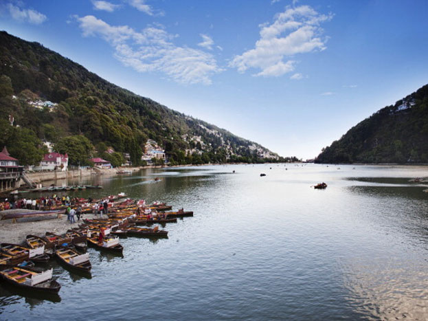 नैनिताल: वैसे तो पूरा उत्तराखंड ही देखने लायक है. लेकिन आप यदि अभी घूमने का प्लान कर रहे हैं तो फिर नैनिताल एक शानदार डेस्टिनेशन है. इस हिल स्टेशन पर आकर आपका ना केवल गर्मी से राहत मिलेगी बल्कि पहाड़ियों की गोद और झीलों का साथ आपके लिए एक यादगार यात्रा होगा. नैनिताल: वैसे तो पूरा उत्तराखंड ही देखने लायक है. लेकिन आप यदि अभी घूमने का प्लान कर रहे हैं तो फिर नैनिताल एक शानदार डेस्टिनेशन है. इस हिल स्टेशन पर आकर आपका ना केवल गर्मी से राहत मिलेगी बल्कि पहाड़ियों की गोद और झीलों का साथ आपके लिए एक यादगार यात्रा होगा.