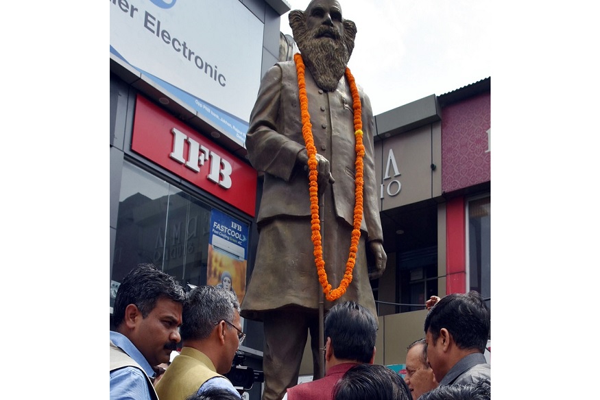 सीएम ने किया बडोनी की प्रतिमा पर माल्यार्पण, गंदगी को किया अनदेखा सीएम ने किया बडोनी की प्रतिमा पर माल्यार्पण, गंदगी को किया अनदेखा