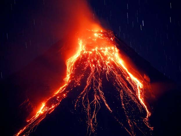 फिलीपींस सबसे सक्रिय ज्वालामुखी माउंट मायोन धमाका राख गुबार-Philippines  Mayon volcano lava ash smoke explosion villagers evacuation erupt Gallery –  News18 Hindi